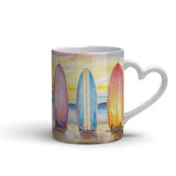 Tasse (Herzgriff) | Sunset Lineup – Surfboards am Strand bei Sonnenuntergang im Pastell-Look