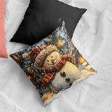 Plüschkissen (Schwarz) | Frostige Magie - Stimmungsvolles Schneemann-Bild im Flockenfall