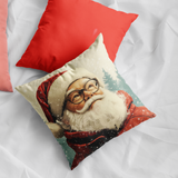 Plüschkissen (Rot) | Santa Claus - Zeitloses Porträt mit rotem Mantel und Brille