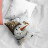 Plüschkissen (Weiss) | Schneegeflüster auf Karottennase - Malerischer Schneemann mit Vogel