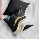 Plüschkissen (Schwarz) | Schneeleuchten und Sternenzug - Abstrakte Winterwellen in Schwarz, Weiß und Gold