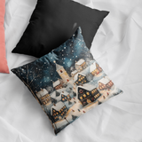 Plüschkissen (Schwarz) | Stern über stillen Dächern - Märchenhaftes Weihnachtsdorf mit Kirche