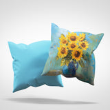 Plüschkissen (Himmelblau) | Sommerblüten in Gelb - Ausdrucksstarke Sonnenblumen in Keramikvase