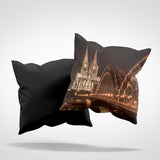 Plüschkissen (Schwarz) | Cologne by night - Kölner Dom und Hohenzollernbrücke bei Nacht