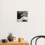 Acrylglas auf Alu-Dibond | Schneeleuchten und Sternenzug - Abstrakte Winterwellen in Schwarz, Weiß und Gold