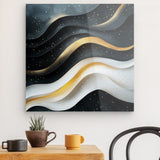 Acrylglas auf Alu-Dibond | Schneeleuchten und Sternenzug - Abstrakte Winterwellen in Schwarz, Weiß und Gold