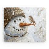 Mauspad | Schneegeflüster auf Karottennase - Malerischer Schneemann mit Vogel