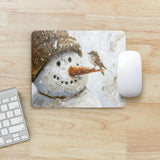 Mauspad | Schneegeflüster auf Karottennase - Malerischer Schneemann mit Vogel